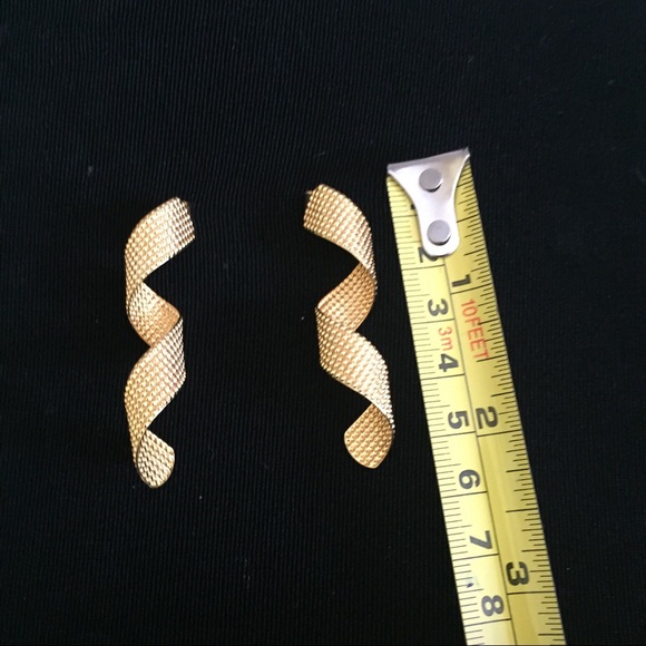 Gold Ribbon Vintage Pierced Earrings - Picture 4 of 4